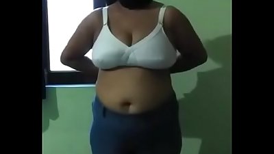 Milf aunty shwoing huge tites