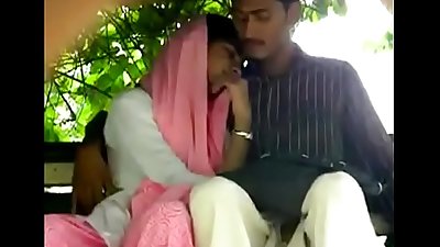 Indian girl give handjob to her lover in park