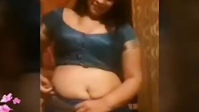 indian bhabi showing her boobs