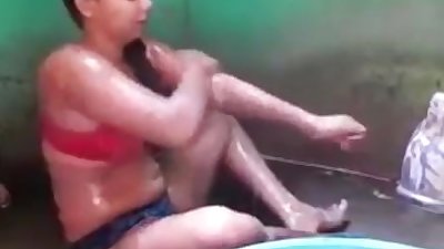 poor-desi-bhabhi-show-how-to-bath-with-minimum-water.mp4