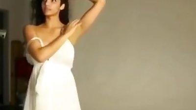 sexy-desi-model-oops-nipples-moment-bollywood-oops-moment-wardrobe-malfunct