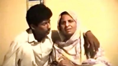 Shy Reluctant Desi Aunty gets Fucked on Video for Money