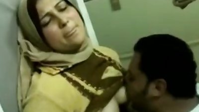Desi Bhaiyya ke samne BHABHI ki chudayi BIG BOOBS HIJAB PAKI MUSLIM CUCKOLD