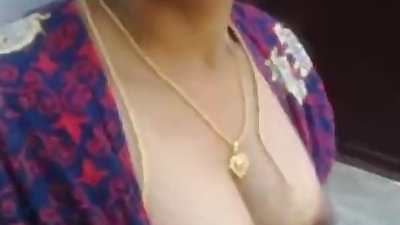 aunty showing boobs
